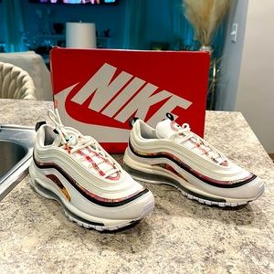 Ladies Nike Air Max size 7.5 New In Box!